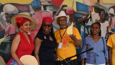 Remise de récompense à Jan Mapou durant la Fête du livre de Little Haïti 2023