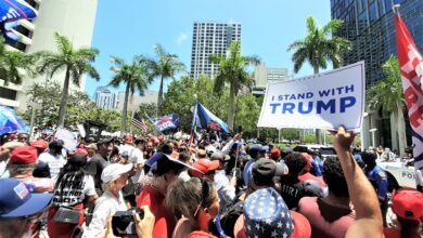 Manifestation des pro et anti-Trump devant le tribunal de Miami.