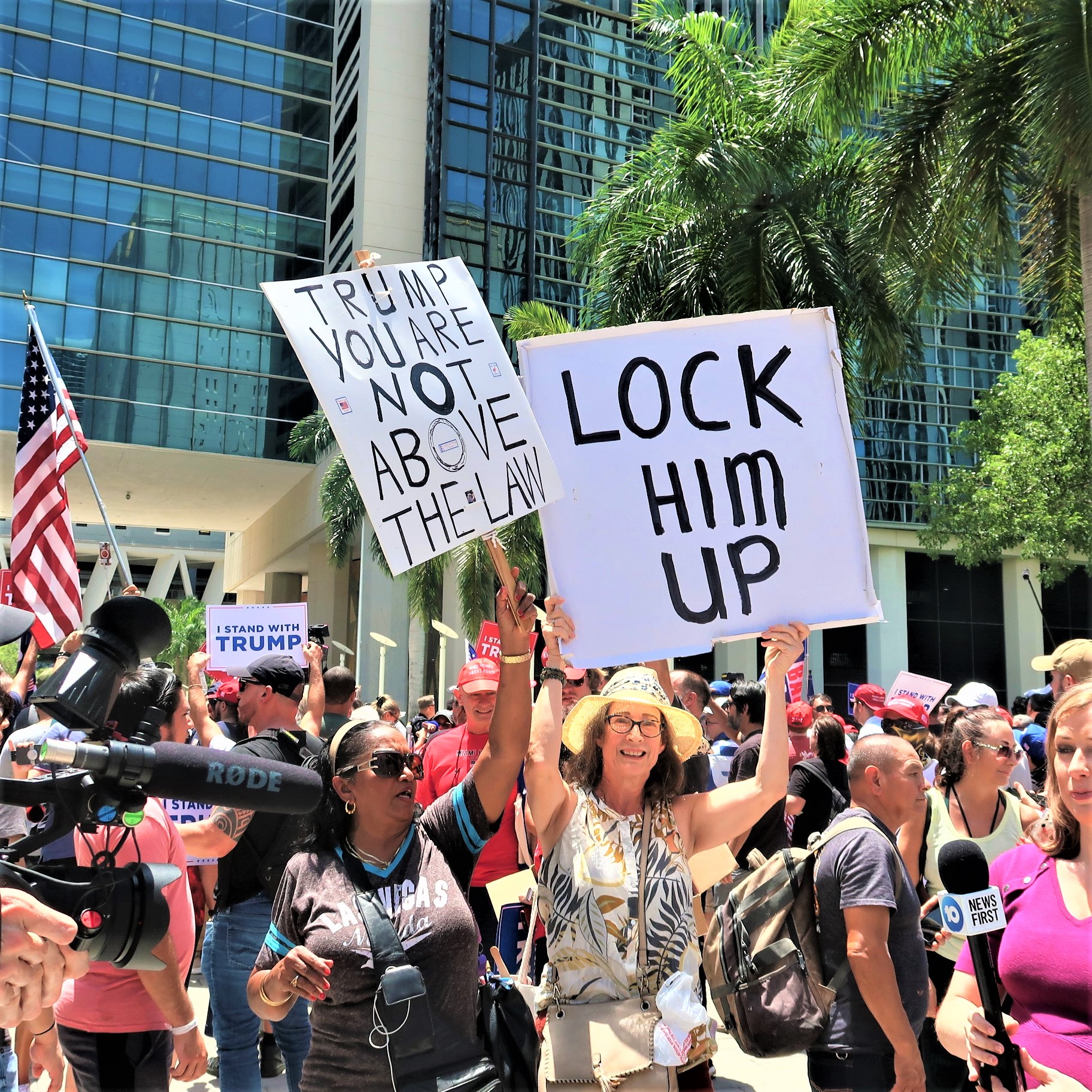 Manifestation des pro et anti-Trump devant le tribunal de Miami.