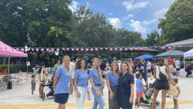 Photo prise lors du pique-nique de rentrée, avec de gauche à droite : Patricia Marmousez (VP Miami Accueil), Sophie Lavigne (fondatrice de l'école), Laura Deveze (directrice académique), Johanna Lastennet (assistante directrice) et Aline Martin O'Brien (élue conseillère des Français de l'étranger). L’école Le Petit Prince de Boca Raton a acheté des bâtiments !