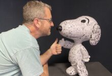 Peptone avec l'une de ses œuvres. Miami Beach : Expo de peintres français à la Bel-Air Fine Art Gallery