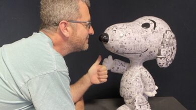 Peptone avec l'une de ses œuvres. Miami Beach : Expo de peintres français à la Bel-Air Fine Art Gallery 