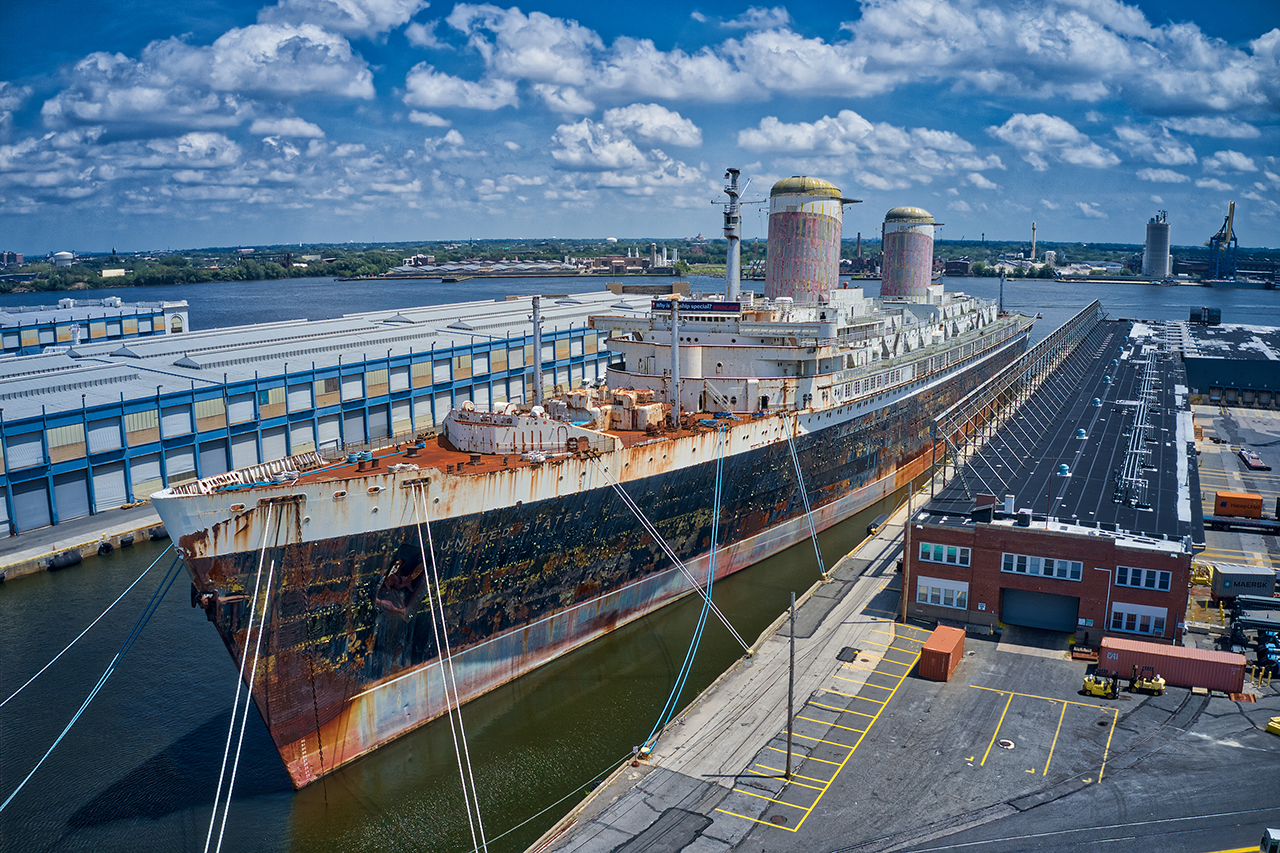 Le SS United States va être coulé dans les prochains mois au large de Destin. Sur cette photo il est dans le port de Philadelphie en 2020.