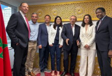 La nouvelle consule générale, Chafika El Habti, est à droite (en blanc) à sa gauche l'ambassadeur Youssef Amrani, avec les officiels locaux, dont Francis Suarez, maire de Miami.