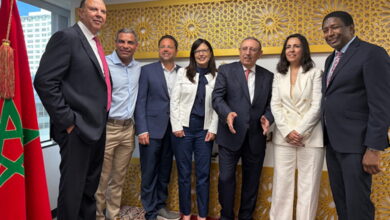 La nouvelle consule générale, Chafika El Habti, est à droite (en blanc) à sa gauche l'ambassadeur Youssef Amrani, avec les officiels locaux, dont Francis Suarez, maire de Miami.