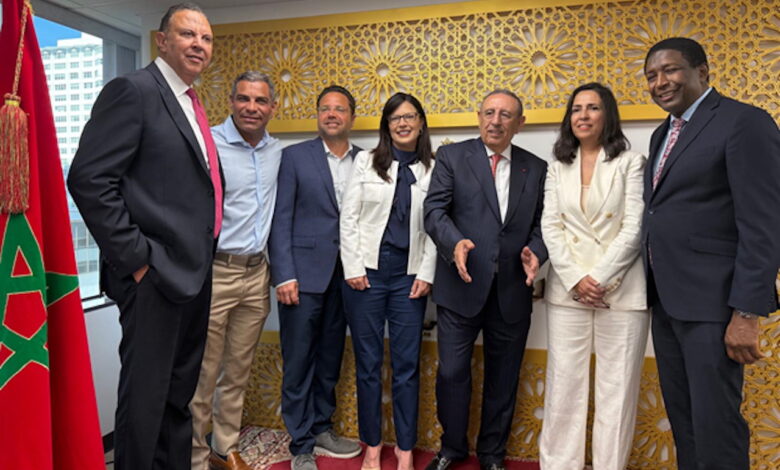 La nouvelle consule générale, Chafika El Habti, est à droite (en blanc) à sa gauche l'ambassadeur Youssef Amrani, avec les officiels locaux, dont Francis Suarez, maire de Miami.