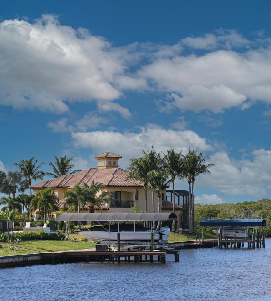 Investir dans l'immobilier en Floride, vue d'une villa avec piscine sur une rivière