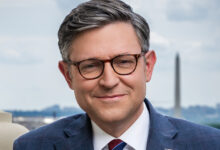 Le speaker (républicain) of the House, Mike Johnson défendant cet "act".