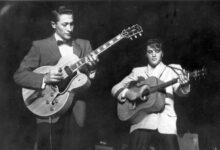 Sans conteste, Elvis aurait pu devenir célèbre tout seul. Mais il n’aurait jamais eu CE son-là sans avoir croisé Scotty Moore le 5 juillet 1954 au Sun Studio de Memphis. Scotty jouera sur nombre des succès essentiels des débuts d’Elvis et il sera sur scène à ses côtés jusqu’en 1968, toujours avec une Gibson ES comme celle sur cette photo.