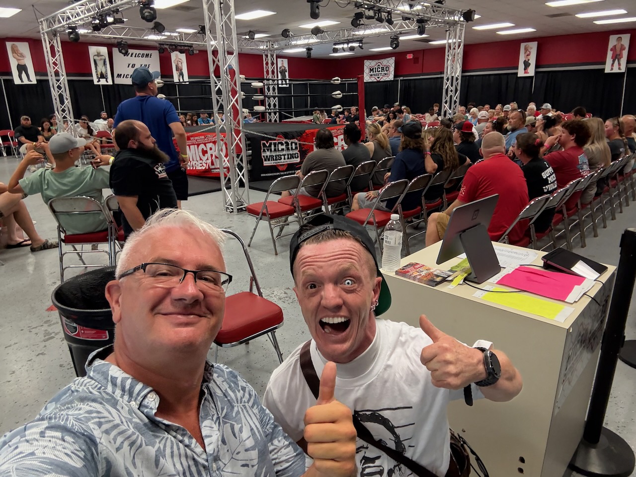 Gwendal Gauthier, directeur du Courrier des Amériques, avec Syko : star du Micro Wrestling