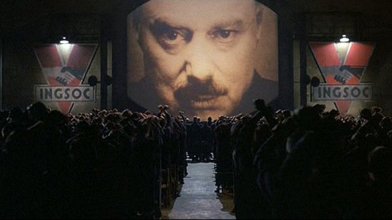 Emmanuel Goldstein haï deux minutes par jour dans l'adaptation ciné du roman de George Orwell.