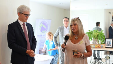 Raphaël Trapp (consul général de France) et Béatrice Benaros (nouvelle présidente de Miami Accueil