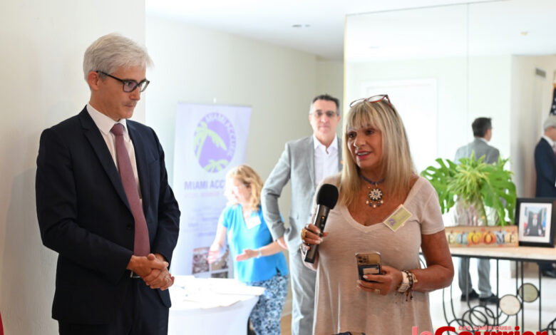 Raphaël Trapp (consul général de France) et Béatrice Benaros (nouvelle présidente de Miami Accueil