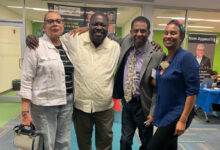 Lucienne Dominique (à gauche) et Alexandra Jeanty-Leclerc (à droite) entourant le chanteur Wouli et l'académicien Dany Laferrière.