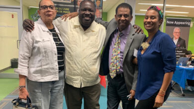 Lucienne Dominique (à gauche) et Alexandra Jeanty-Leclerc (à droite) entourant le chanteur Wouli et l'académicien Dany Laferrière.