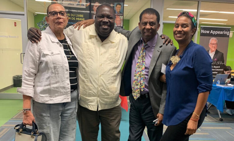 Lucienne Dominique (à gauche) et Alexandra Jeanty-Leclerc (à droite) entourant le chanteur Wouli et l'académicien Dany Laferrière.