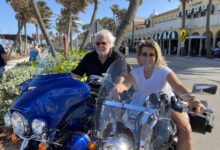 Réjean Tremblay avec Julie Bertrand devant le casino de Lake Worth en Floride : chroniques d’un Québécois en Floride, entre soleil, moto et… liberté de parole