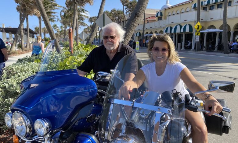 Réjean Tremblay avec Julie Bertrand devant le casino de Lake Worth en Floride : chroniques d’un Québécois en Floride, entre soleil, moto et… liberté de parole