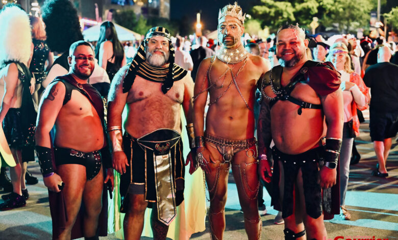 Wicked Manors est l'une des plus déjantées fêtes de Halloween en Floride (avec la Fantasy Fest de Key West), dans la ville très gay de Wilton Manors, qui est une île enclavée dans Fort Lauderdale (à une soixantaine de kilomètres au nord de Miami. Depuis quelques années la fête y est devenue payante mais ça n'a pas empêché de démultiplier les participants ! Si vous aimez les cowboys à moustache et les fées musclés... c'est pour vous ! Pour voir les photos en plein écran cliquez sur la première !