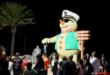Noël 2025 : Les endroits les mieux décorés à voir en sud Floride (Miami, Broward, Palm Beach, Naples et Tampa). Cette photo : le bonhomme de sable de 2025 à Fort Lauderdale Beach !