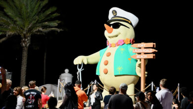 Noël 2025 : Les endroits les mieux décorés à voir en sud Floride (Miami, Broward, Palm Beach, Naples et Tampa). Cette photo : le bonhomme de sable de 2025 à Fort Lauderdale Beach !