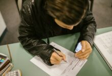 Retour au crayon et au papier : quand les pays riches freinent la technologie à l’école