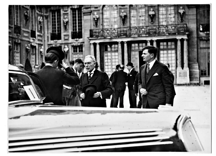 John D. Rockefeller Jr et son fils David à Versailles en 1936.