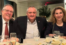 Conseillers des Français de Floride : Aline Martin O’Brien (à droite) et Xavier Capdevielle (à gauche) rejoignent la liste de Franck Bondrille (au centre de cette photo)