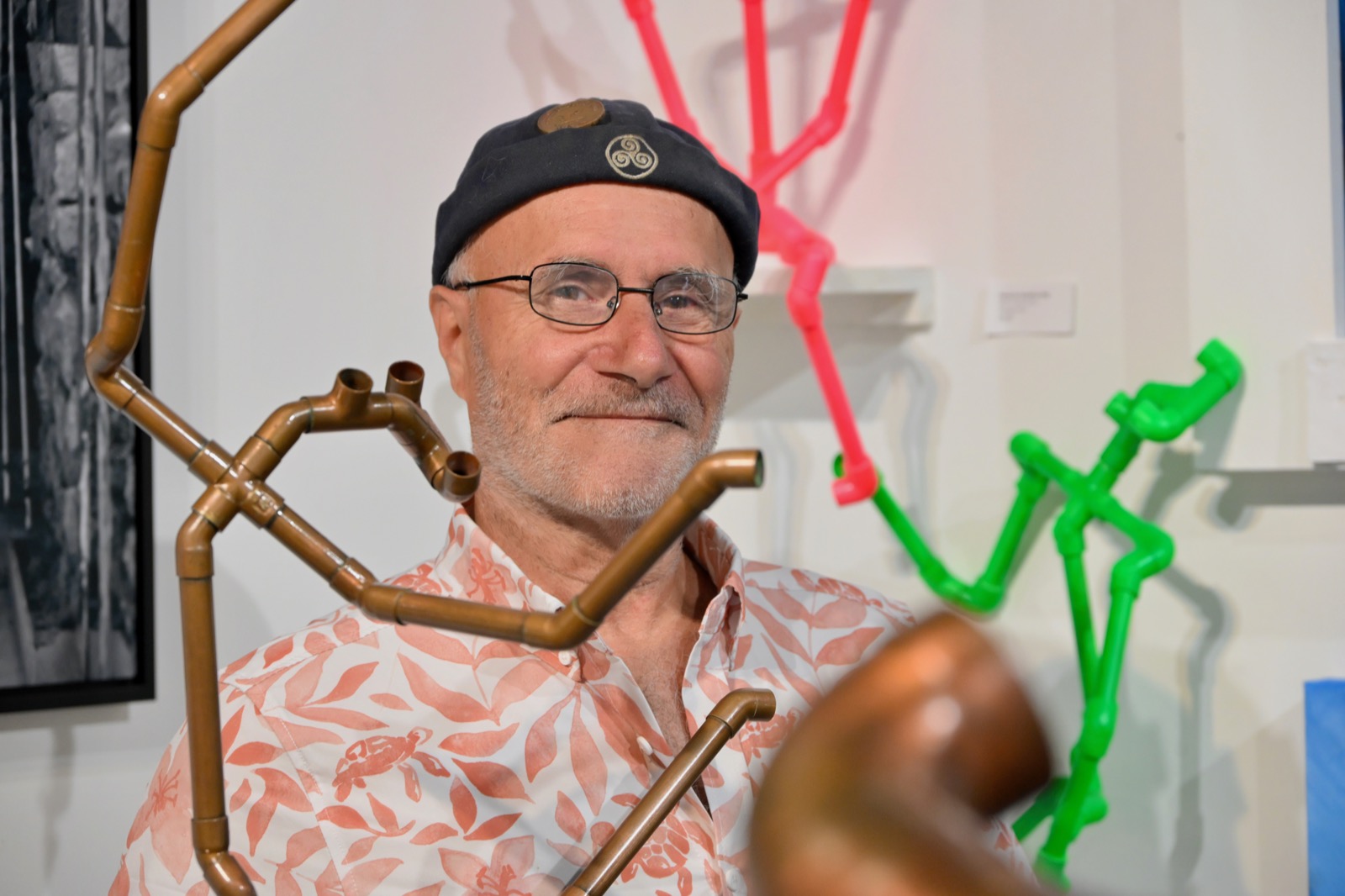 Des tuyaux et des hommes : Béju, l'artiste en 2CV qui enchante les rues de Floride