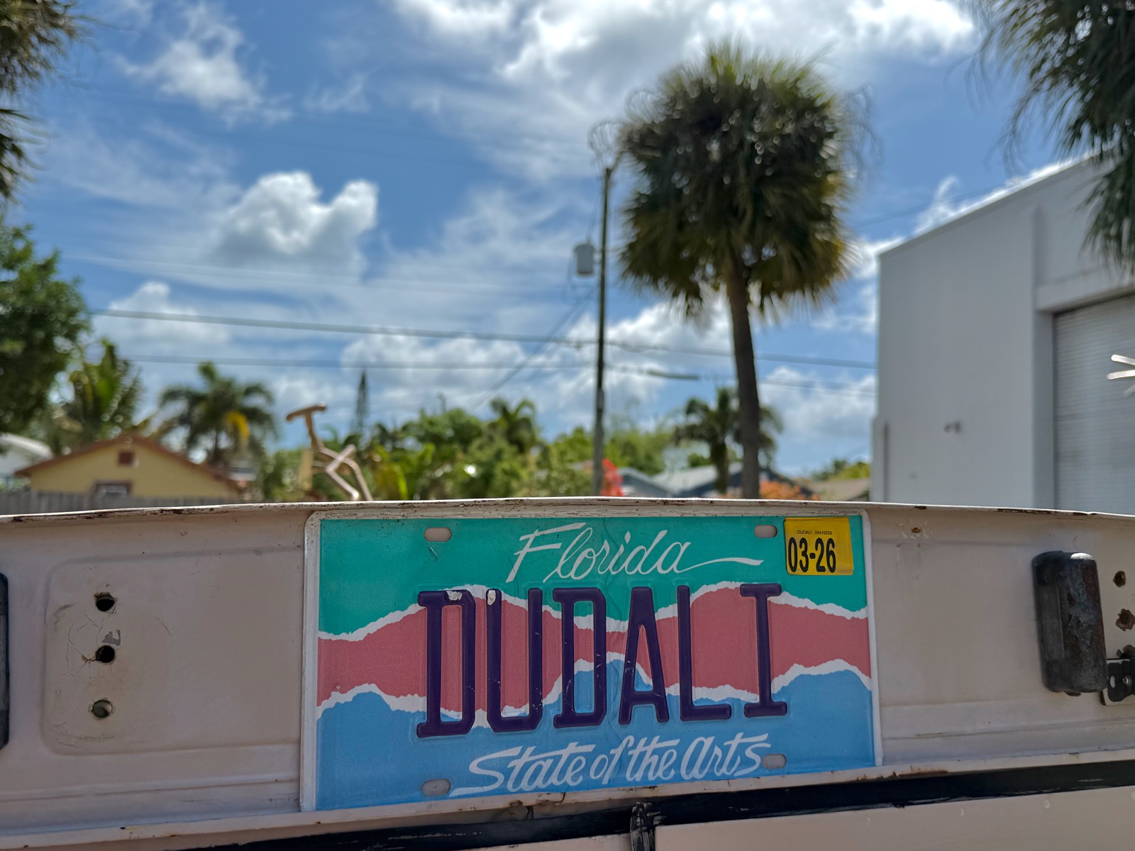 Des tuyaux et des hommes : Béju, l'artiste en 2CV qui enchante les rues de Floride