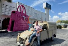 Des tuyaux et des hommes : Béju, l'artiste en 2CV qui enchante les rues de Floride