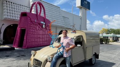 Des tuyaux et des hommes : Béju, l'artiste en 2CV qui enchante les rues de Floride