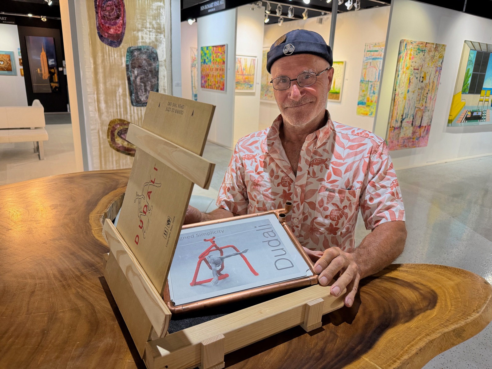 Des tuyaux et des hommes : Béju, l'artiste en 2CV qui enchante les rues de Floride