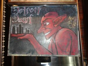 Le nain rouge ici utilisée pour la promotion par la Detroit Beer Company de sa "Detroit Dwarf" lager. 