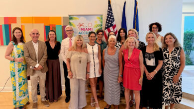 Les bénévoles de Miami Accueil avec le consul lors de la dernière soirée de la saison de l'association Miami Accueil