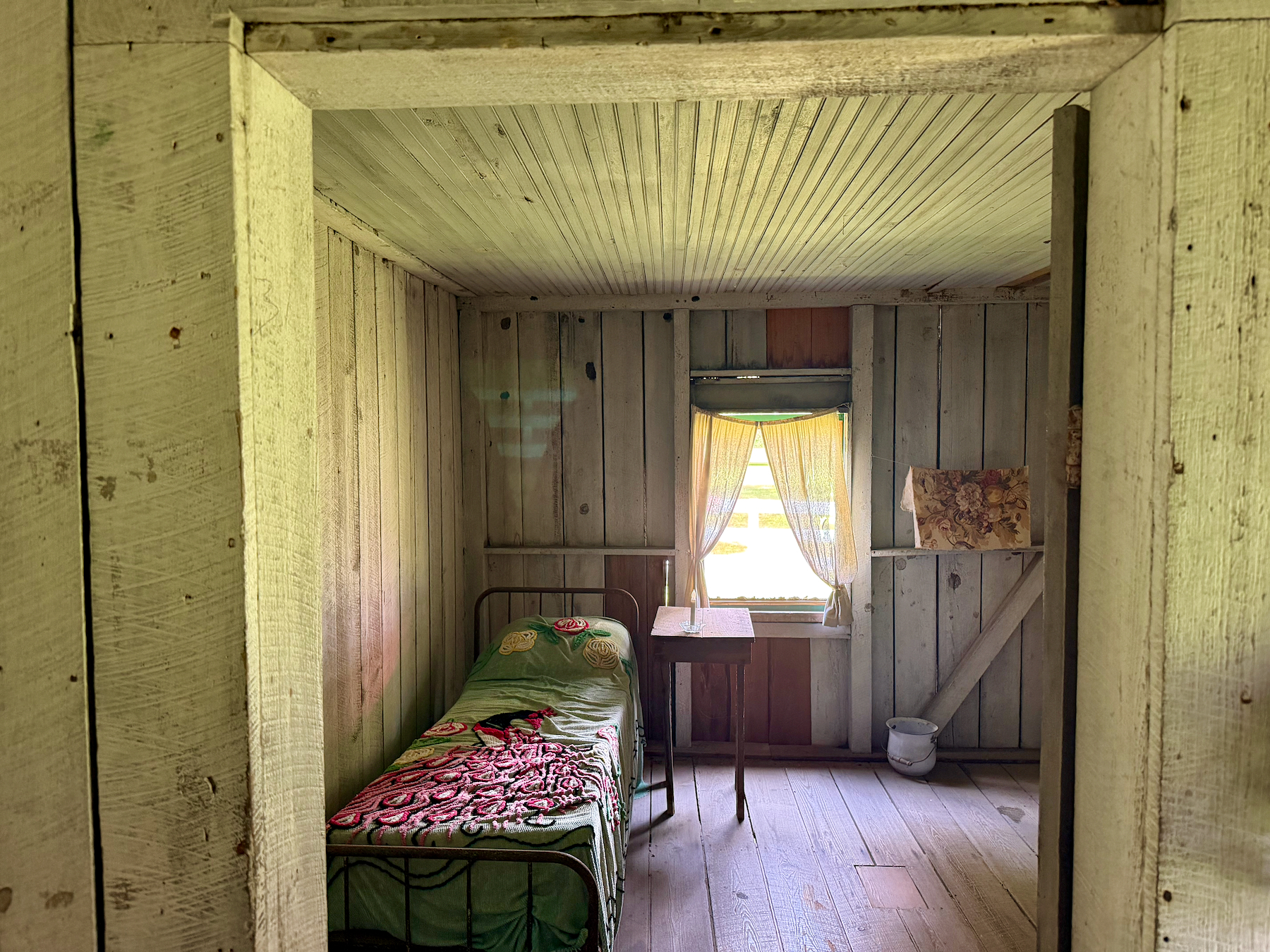 Chambre dans une cabane d'esclave à la plantation Hofwyl-Broadfield à Brunswick en Géorgie
