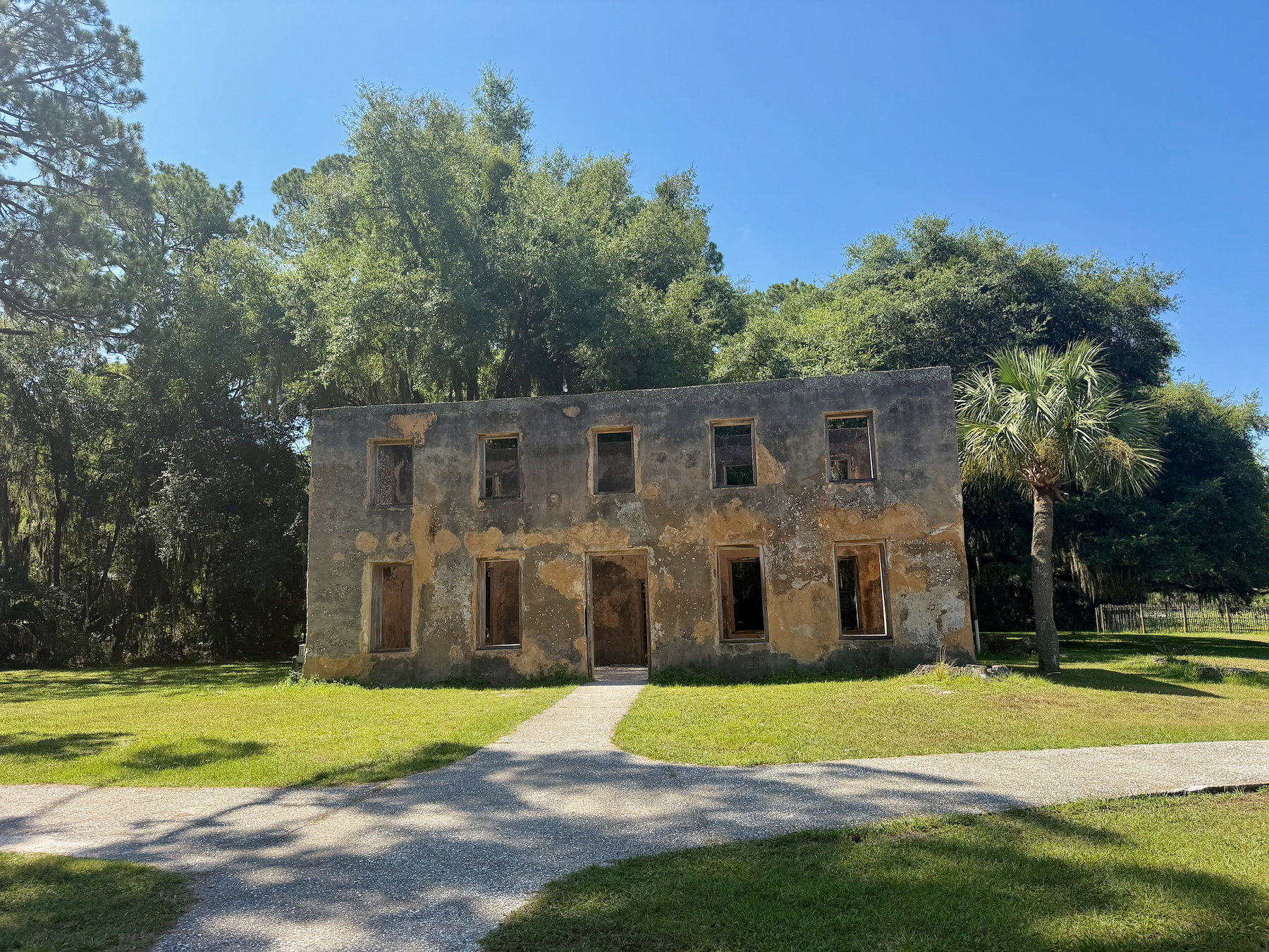 Les ruines de la plantation Horton Sont juste en face du cimetière Du Bignon