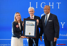 Le consul Raphaël Trapp entouré par Raquel Regalado et Gerard Philippeaux de Miami Dade County, qui lui a offert cette proclamation