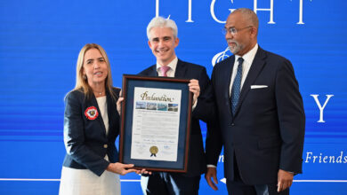 Le consul Raphaël Trapp entouré par Raquel Regalado et Gerard Philippeaux de Miami Dade County, qui lui a offert cette proclamation
