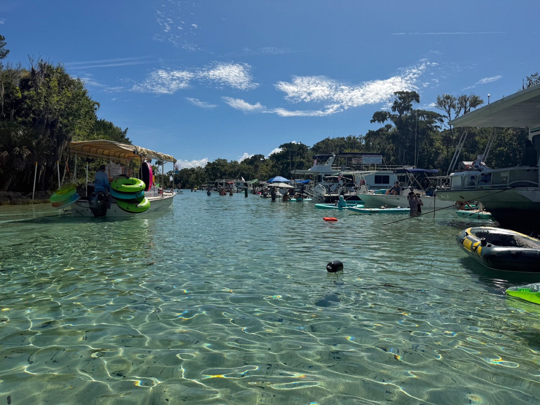 Les bateaux sur la rivière