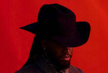Shaboozey troque les tubes pour l'épopée western avec "The Outlaw Cherie Lee"