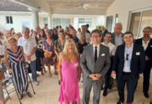 Au premier plan, Béatrice Benaros, présidente de Miami Accueil, et Thierry Peyroux, nouveau consul général de France à Miami
