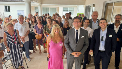 Au premier plan, Béatrice Benaros, présidente de Miami Accueil, et Thierry Peyroux, nouveau consul général de France à Miami