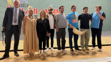 Gwendal Gauthier, Béatrice Benaros, Aline Martin O'Brien, Nicolas Eyheragaray et Andoni Laloo (joueurs), Thierry Peyroux (consul), Thomas Urrutia (joueur) et Scott Savin (COO de la ligue de Jai Alai)