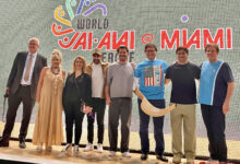 Gwendal Gauthier, Béatrice Benaros, Aline Martin O'Brien, Nicolas Eyheragaray et Andoni Laloo (joueurs), Thierry Peyroux (consul), Thomas Urrutia (joueur) et Scott Savin (COO de la ligue de Jai Alai)