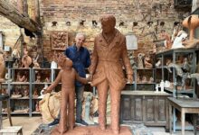 Jean-Marc De Pas entre Le Petit Prince et Saint-Ex (les originaux en terre de la sculpture qui sera en bronze) !