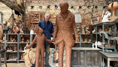 Jean-Marc De Pas entre Le Petit Prince et Saint-Ex (les originaux en terre de la sculpture qui sera en bronze) !